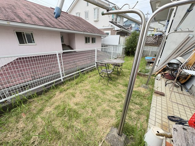 現在の庭です。南側隣接地よりも高台になっているため日当たりが良好です。