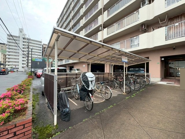 屋根付き駐輪場を完備。大切な自転車を雨から守ります。