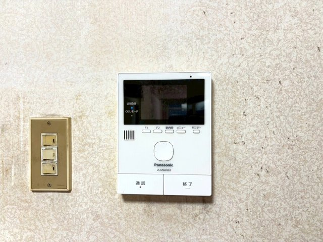 来訪者を確認できるモニター付インターホンで安心です。
