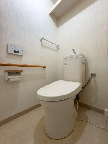 手すり付きで使いやすい温水洗浄便座付きトイレです。
