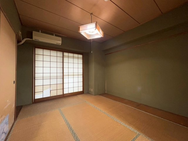 障子からやわらかな光が差し込む心安らぐ和室です。