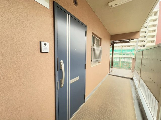 共用廊下は整理整頓され、玄関前もゆとりがあります。