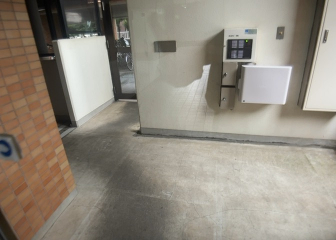 ラウンジは、マンションの共用スペースに椅子やテーブルなどを配置した利用者が寛げる空間です。屋内型ラウンジと屋外型ラウンジがあります。共用部分の管理状況と合わせて、詳細については現地でご確認ください。