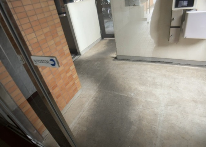 共用部分は、一棟の建物に住む区分所有者全員が共同で所有するとし、共用部分の管理、補修などは、区分所有者で形成される管理組合が行います。個人の判断で勝手に変更することはできませんので覚えておきましょう。