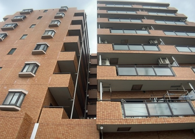 ＲＣ造、Reinforced　Concreteは直訳すると補強されたコンクリートです。主に柱や梁・床・壁が鉄筋とコンクリートで構成おり、鉄筋を組んだ型枠にコンクリートを流し込んで固めたものを指します。