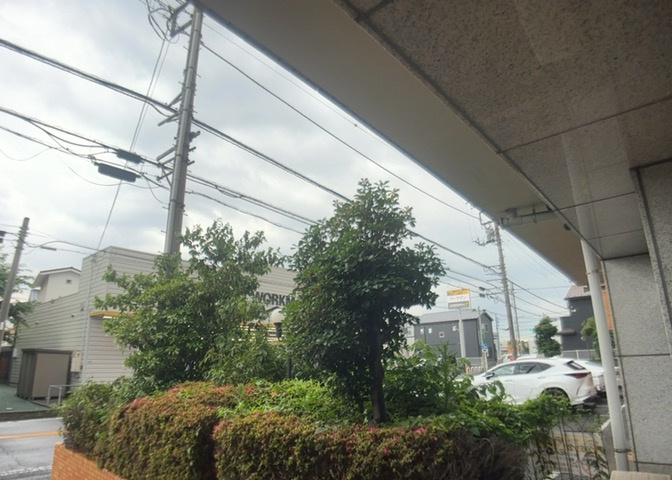 眺望を気にして物件を探す場合、前面に建物が建っていないか現地で確認しましょう！前面に建物があると景色はもちろん、日当たりや風通しにも影響が出てきます。住んだ時のことを想像しながら現地見学をしましょう。