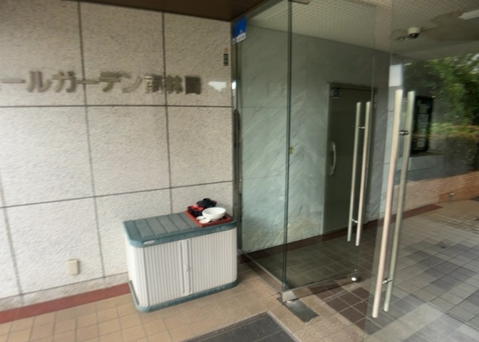 玄関は家の顔でもあり、家族以外の目にも止まる場所です。玄関は外との間を仕切る扉、靴などをしまっておく収納スペース、靴脱ぎのたたきスペース、来客とのやり取りをするドアホンなど複数のアイテムからなります。