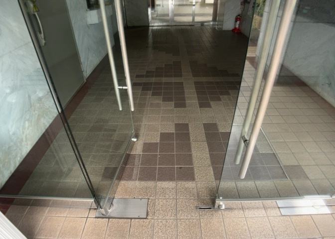 共有部分は、住民なら誰もが使える設備のこと。例えば駐車場やエレベーター、インターネット設備、セキュリティ設備などがあります。他にも、マンションの廊下・外部階段やエントランス・ゴミ置き場などがあります。