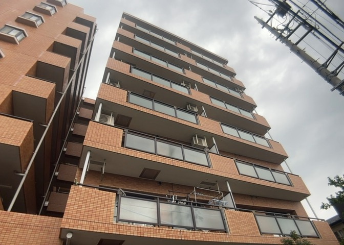 外観はマンション管理がされているかの目安になります。築年数が古いと、壁面は劣化してひび割れが生じることも！建物が古びていても細かいところが修繕されていると、きちんと管理されているなぁと感じるでしょう。