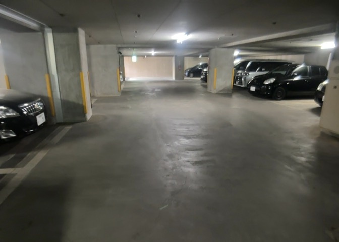 車一台あたりに必要なスペースは、標準サイズの普通自動車で横幅2m50cm、長さ5mは必要になります。ただし、乗降のことも考慮して横幅3m30cm、長さ5m50cmほどは確保できるところを選びましょう。