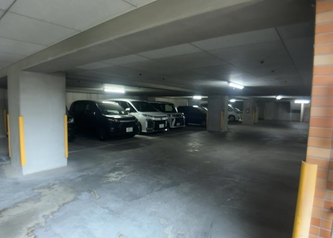 駐車場と明記されていても、最小スペースでつくられた駐車場だと大型車は駐車できなかったり、出入りしにくくなったりする可能性があります。お車のサイズと購入したい物件の駐車場のサイズを現地で確認しましょう。