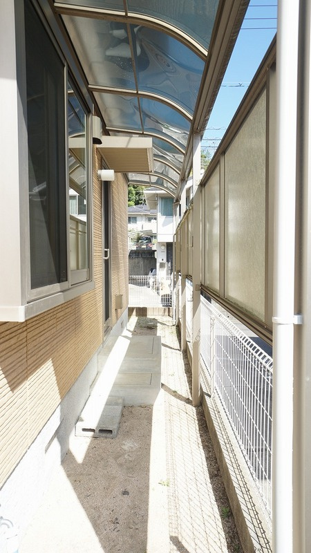 屋根あり物干しスペースつき