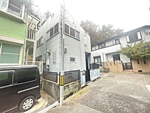 前面道路は、交通量も少なく落ち着いた環境です。