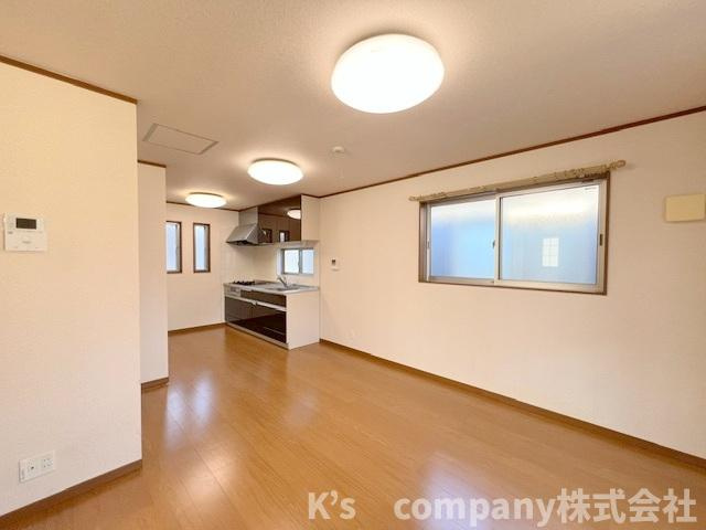 3方向からの明るい日差しが差し込み心地の良い空間になっています◇