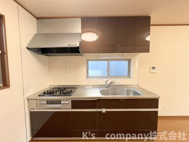 吊戸棚収納が充実しているシステムキッチン☆普段使いの少ない調理器具や調理家電の保管に便利です◇
