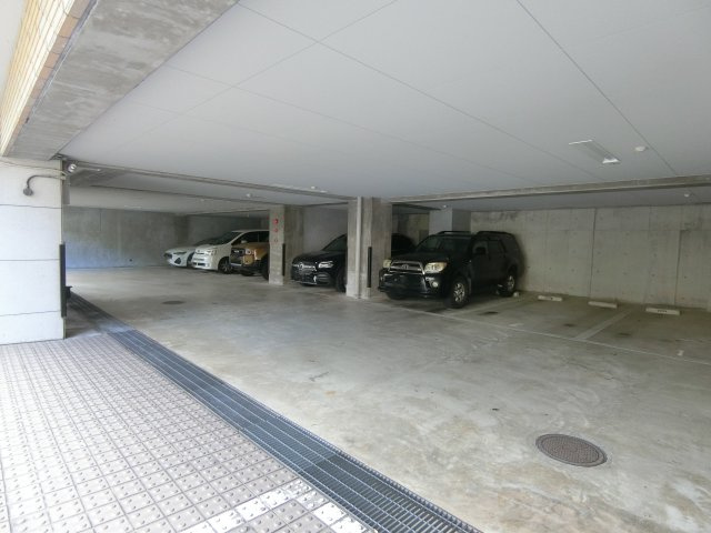 1階部分の駐車場で、大切な愛車を雨風から守れます◎