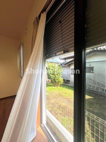 シャッター雨戸が備え付けなので、留守番時・悪天候の日も安心です♪