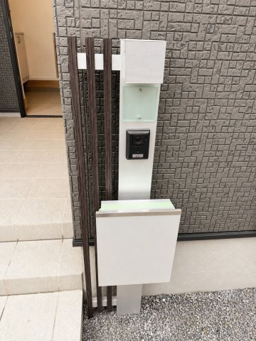 玄関前に機能門柱は移動され邪魔にならないようにしております