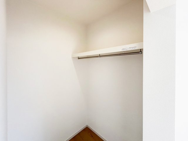 大型収納WIC。ハンガーにかけたまま沢山のお洋服を収納できます。（施工例）