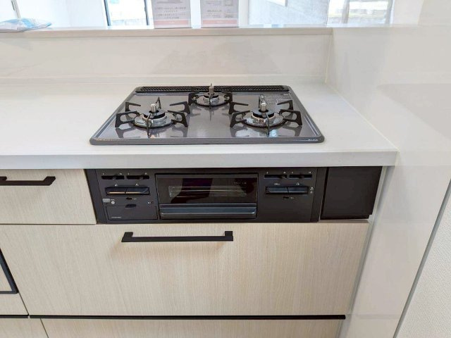 3口のガスコンロです。従来のデザインに比べパーツが少なくお掃除もしやすいです。（施工例）