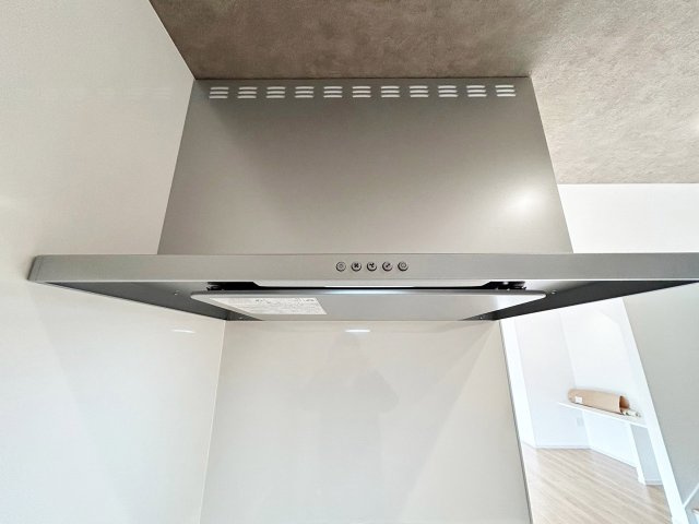 お料理中の煙や匂いを吸収してくれる換気扇です。（施工例）