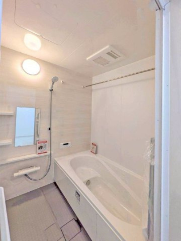 浴室乾燥機が備わっており、室内干しが可能です。（施工例）