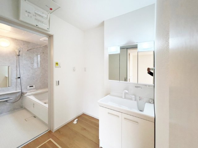 使いやすい3面鏡洗面台です。髪のセットやメイクもしやすいです。（施工例）