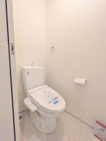 トイレは2か所あります。朝の混雑も安心ですね。（施工例）