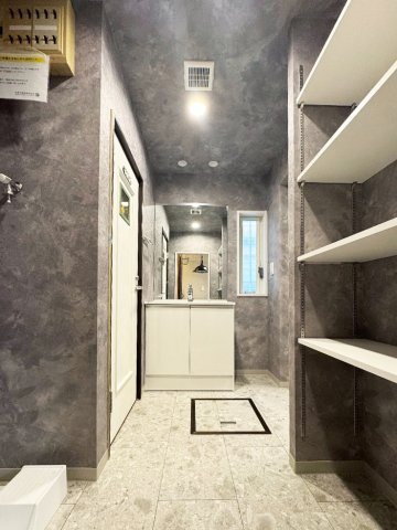 洗面脱衣所には、タオルやストック品を美しく整理できる大型の可動棚を完備。生活感を隠し、常にスッキリとした空間を保てます。