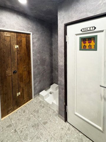 トイレのドアを飾る鮮やかなステンドグラス風の小窓。細部まで意匠が凝らされた室内は、住むほどに愛着が深まります。