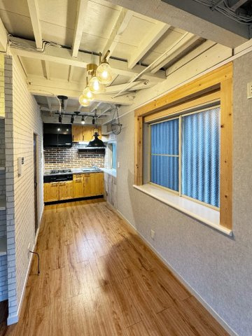 ホワイト塗装の梁が印象的な、デザイン性の高いダイニングキッチン。一般的な住宅にはない開放感と、お洒落なペンダントライトが空間を彩ります。