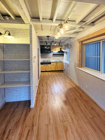 白く塗装された剥き出しの天井梁が、開放感とハイセンスな空間を演出。ライティングレールに灯る柔らかな光が、毎日の食事を特別な時間に変えてくれます。