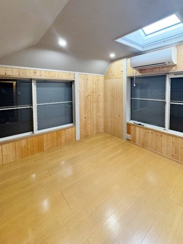 天井に配された天窓（トップライト）から、柔らかな自然光が一日中降り注ぎます。