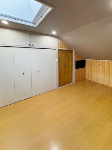 壁一面が収納スペースとなっており、衣類から季節物まで一手に引き受けます。