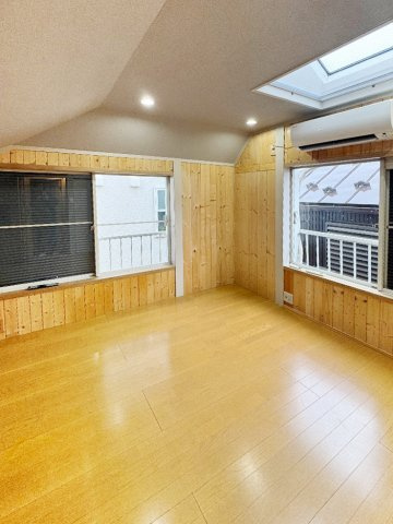 壁一面に施された無垢材調のウッドパネルが、都会の喧騒を忘れさせるリラックスタイムを演出します。