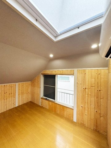 朝は光とともに目覚め、夜は月を眺める。日常を彩る特別な時間が、この6帖の洋室で叶います。