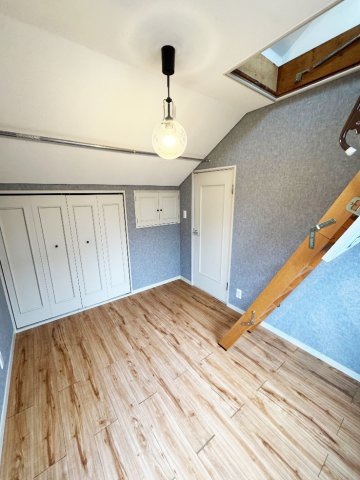 落ち着きのあるブルーのアクセントクロスが、集中力を高める大人の隠れ家のような雰囲気を演出します。