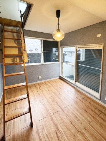 天窓の開放感×立体的なレイアウトで、4.5帖を最大限に活用。