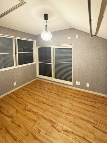 ブルーのクロスに暖色の照明が映える、夜のひととき。落ち着いたトーンの内装が、一日の終わりに安らぎを与えます。