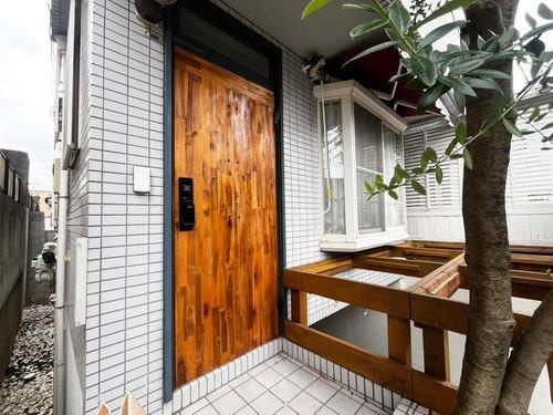 重厚感のある木目調のドアと、清潔感あふれるホワイトタイルのコントラストが、住まいの品格を物語ります。