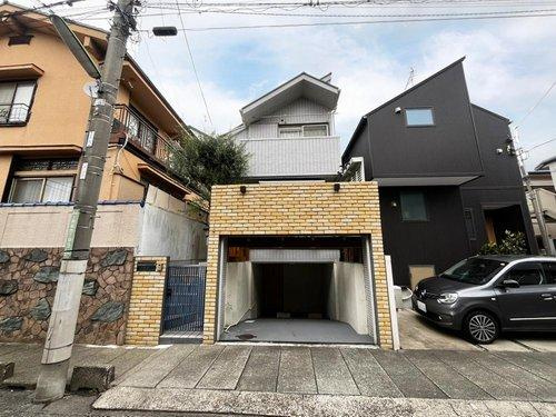 世田谷の戸建で希少な車庫スペースを完備。大切な車やバイクを良好なコンディションで保管できます。