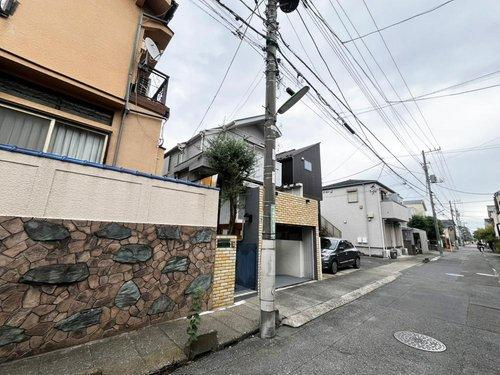 前面道路とのゆとりが、玄関周りに圧倒的な開放感と明るさをもたらしています。