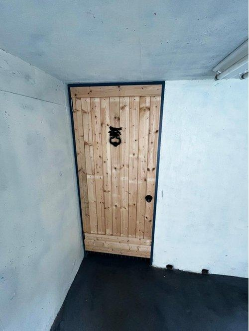 地下収納。このドアの先に、趣味が深まる『地下室』がある。