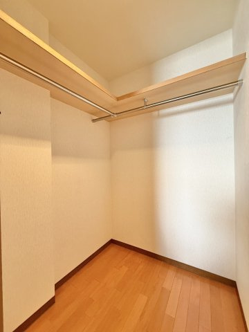 大容量のウォークインクローゼットです。これなら洋服が多い人でもゆとり持って収納することができます。
