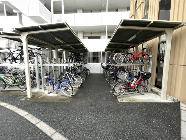 屋根付きの駐輪場で、サビや汚れの心配も不要。　