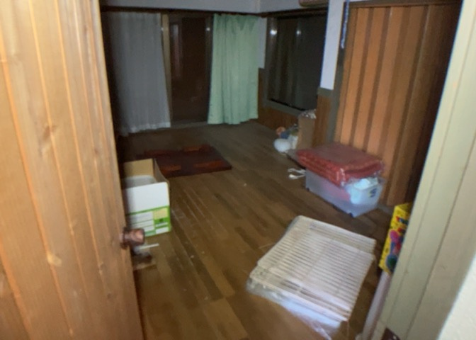 洋室のメリットは重い家具が置きやすく、身の回りが整理しやすいことです。　床がフローリングのため畳とは異なり凹みにくいです。　クローゼットなど収納が豊富で、普段使わない旅行カバンや服の整頓も簡単にです。