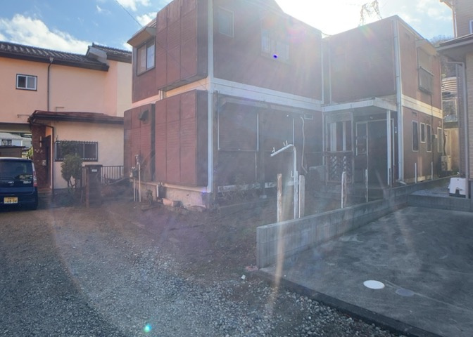 住宅用の土地では前面道路に2m以上接していなければならないと法律で定められています。しかし、お持ちの車のサイズやライフスタイルなどにより、2mでは利便が悪い場合もございますので、事前に確認しましょう。