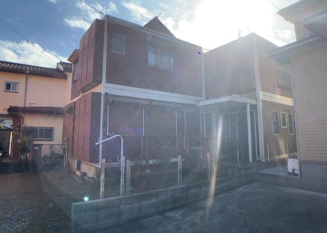 お持ちの車種によっては前面道路が広い方が便利でしょう。しかし、前面道路が広ければその分交通量が多くなるため、騒音などが気になる場合があります。実際に現地を見学し、周辺交通量や騒音などを確認しましょう！