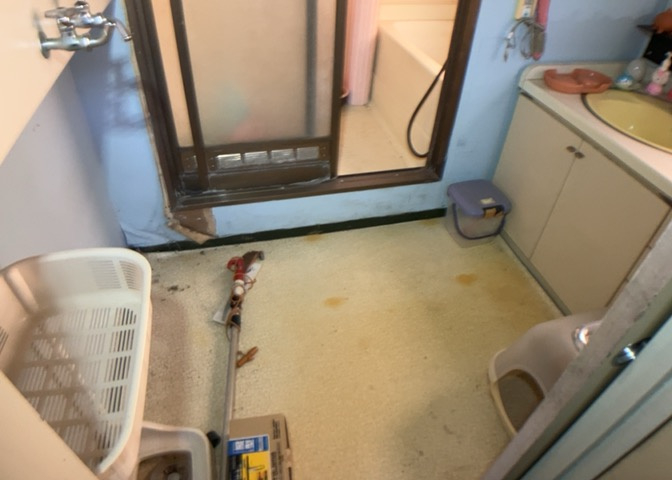 多くの戸建て住宅で見かける洗面脱衣所は、洗面台と洗濯機が2畳ほどのスペースに並べられていて、洗面所が脱衣所を兼ね備えている間取りが一般的です。お客様が利用することもある、パブリックな空間でもあります。