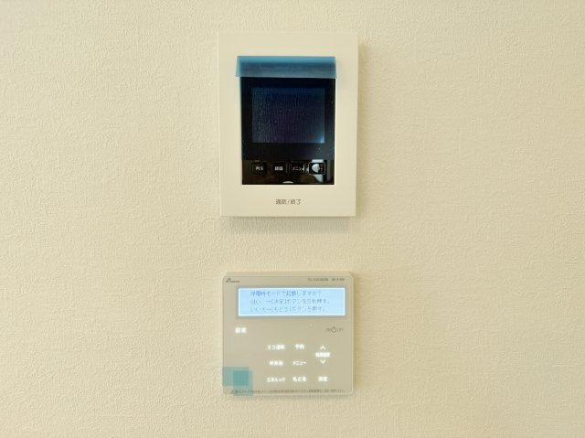 頭寒足熱で理想的に空間を暖める床暖房を装備しています